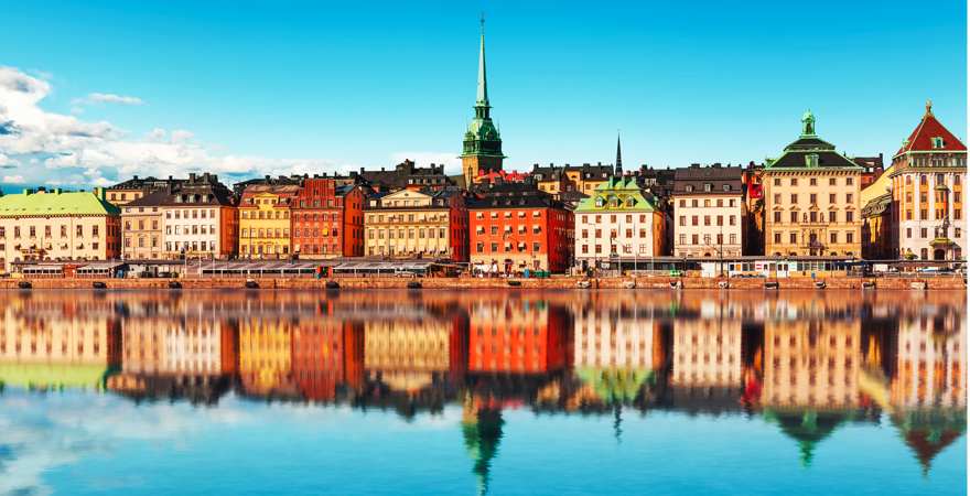 Blick über das wasser auf stockholms altstadt