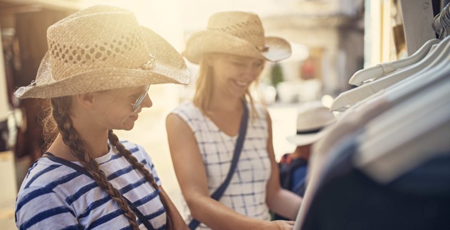 Zwei Urlauberinnen beim Einkaufen