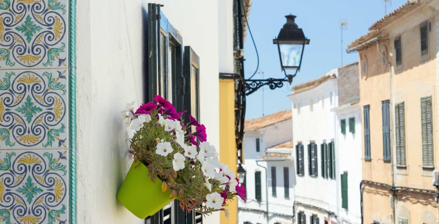 Blumengeschmückte Gasse in Alajor