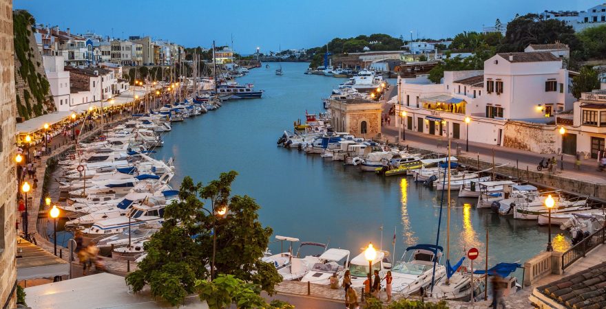 Hafen von Ciutadella in der Abenddämmerung