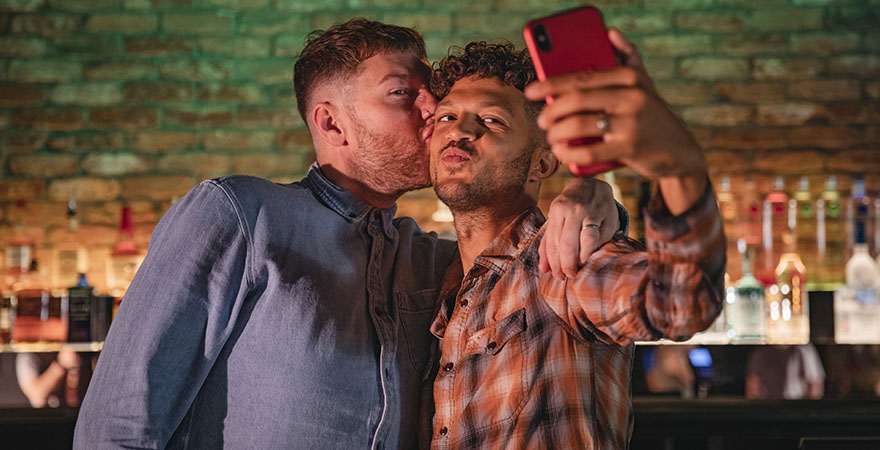 Homosexual Paar macht ein Selfie