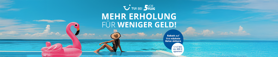 Eine Frau mit Strohhut sitzt am Rand eines Pools, neben ihr ein aufblasbarer pinker Flamingo, im Hintergrund blauer Himmel und Meer.