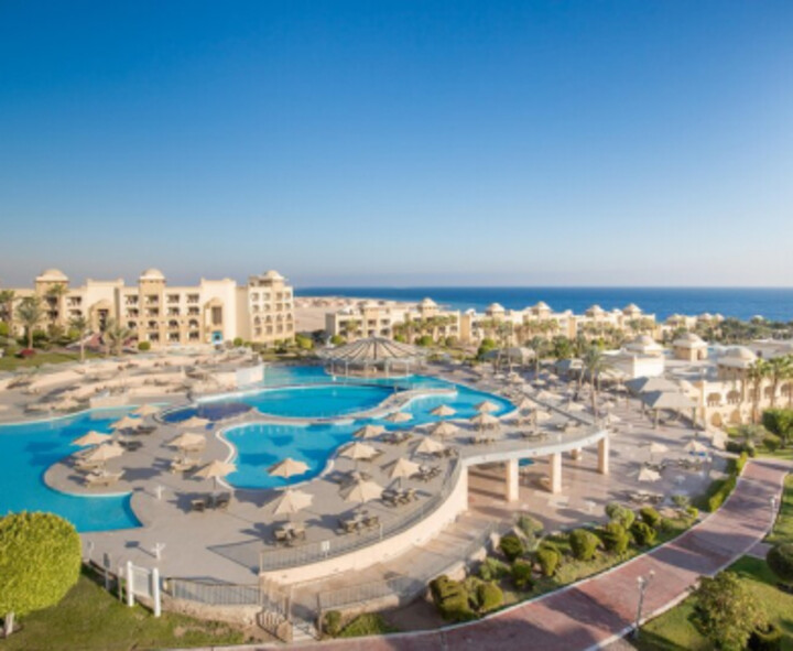 Luxuriöses Strandresort in Ägypten mit Blick auf das glitzernde Meer und palmengesäumten Sandstrand.
