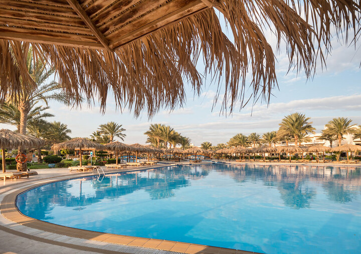 Der Resortbereich bietet einen erfrischenden Pool und eine einladende Patiofläche für entspannte Stunden im Freien.
