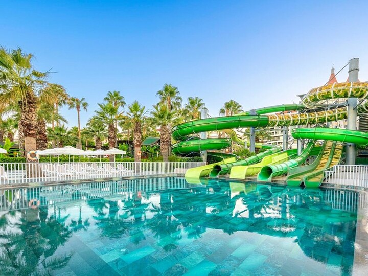 Große Wasserrutsche mit Pool, ideal für Spaß und Entspannung im Hotel in der Türkei.