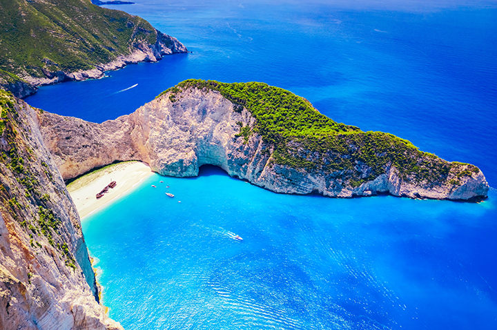 Blick auf die malerische Insel Zakynthos in Griechenland mit türkisblauem Wasser und grünen Hügeln.