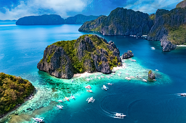 Atemberaubender Strand auf den Philippinen, ideal für unvergessliche Reisen und Erholung in tropischer Umgebung.