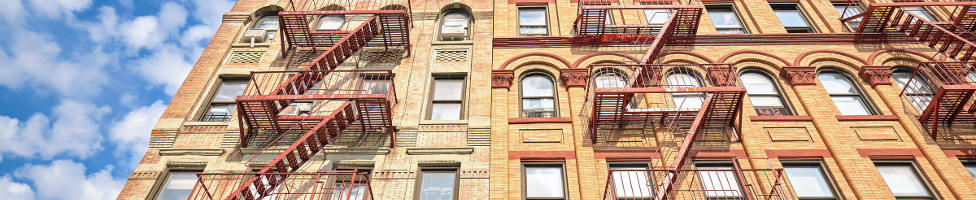 Blick auf Wohnblock in der Bronx