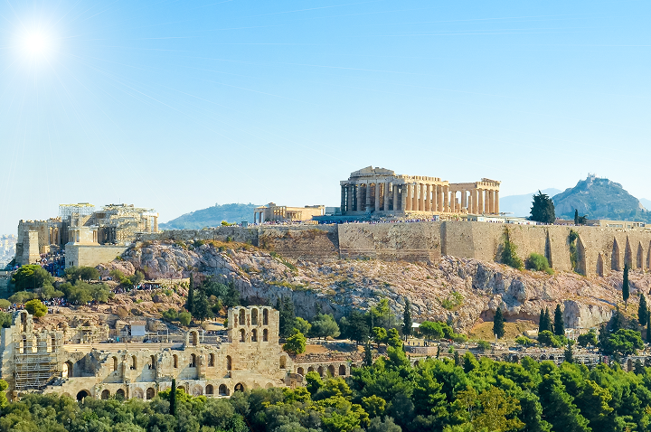 Die Akropolis von Athen, Griechenland, mit antiken Ruinen und dem Parthenon, umgeben von blauen Himmel und Stadtansicht.