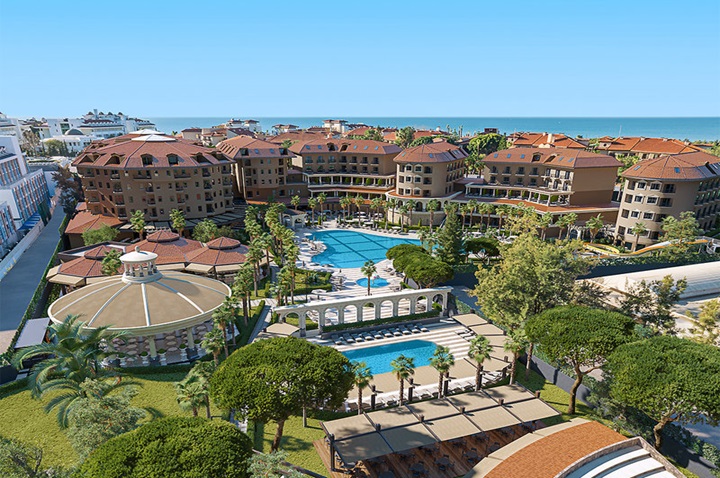 Ein großes Resort mit einem einladenden Pool und einem schönen Strand, ideal für Entspannung und Freizeitaktivitäten.