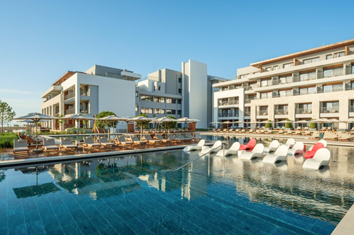 Der Pool des Hotels wird von gemütlichen Liegen umrahmt, perfekt für einen entspannten Tag am Wasser.