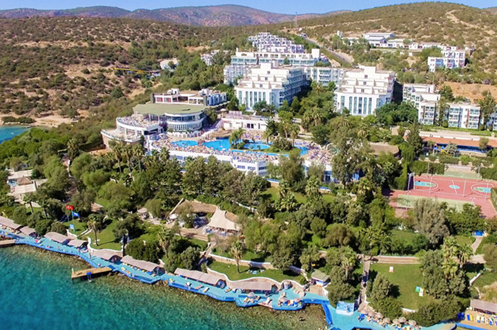 Das Hotel liegt malerisch zwischen Wasser und Bergen, umgeben von einer atemberaubenden Naturlandschaft.