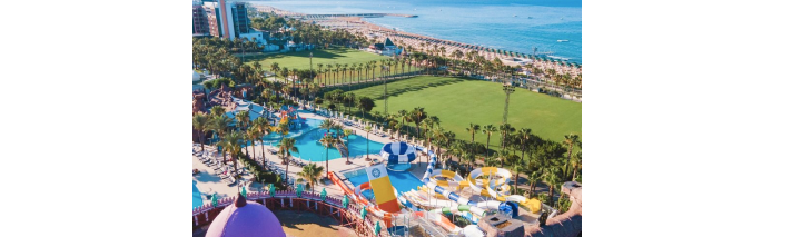 Panoramaansicht des Strandes und des Wasserparks im Resort, perfekt für einen erholsamen Urlaub am Meer.