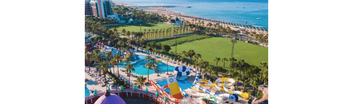 Panoramaansicht des Strandes und des Wasserparks im Resort, perfekt für einen erholsamen Urlaub am Meer.