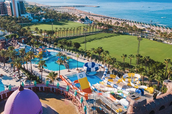 Panoramaansicht des Strandes und des Wasserparks im Resort, perfekt für einen erholsamen Urlaub am Meer.