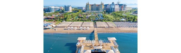 Strand und Pier des Strandresorts in der Türkei, ideal für entspannende Tage am Meer und unvergessliche Erlebnisse.