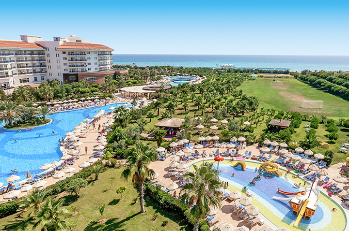 Großes Resort mit einem einladenden Pool und direktem Zugang zum Strand.