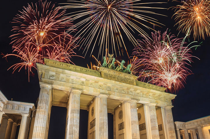 Feuerwerk erleuchtet den Himmel über dem Brandenburger Tor in Berlin, Deutschland, während die Nacht erstrahlt.