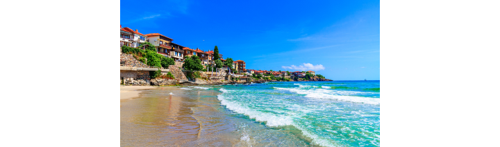 Malerischer Strand und charmante Häuser an der kroatischen Küste, ideal für einen entspannten Urlaub am Meer