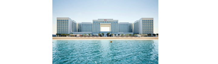 Strandhotel in Dubai mit Blick auf das Meer und luxuriösem Ambiente, ideal für einen entspannten Urlaub.