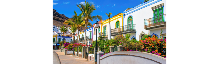 Farbige Häuser entlang einer Bergstraße auf Gran Canaria