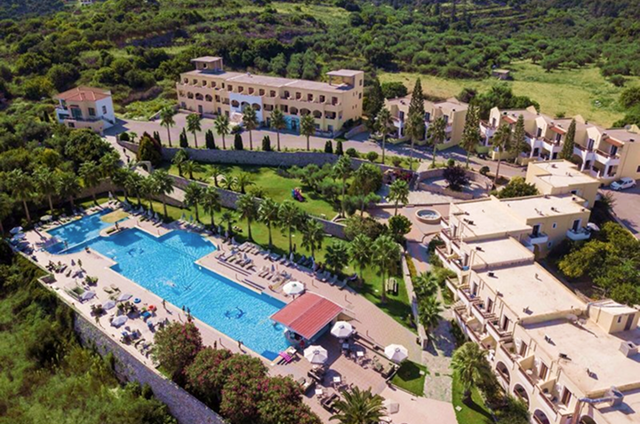 Luftaufnahme eines Hotels mit einem einladenden Swimmingpool in der Mitte der Anlage.