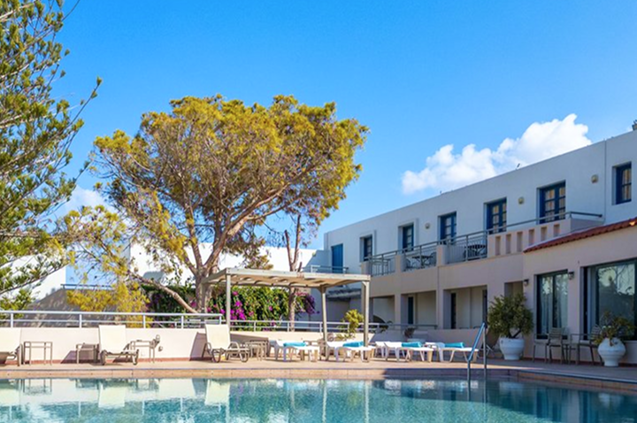 Ein Hotel mit einem einladenden Pool und bequemen Liegen für entspannte Stunden im Freien.