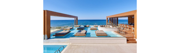 Pool- und Loungebereich mit Blick auf den Ozean im Hotel.