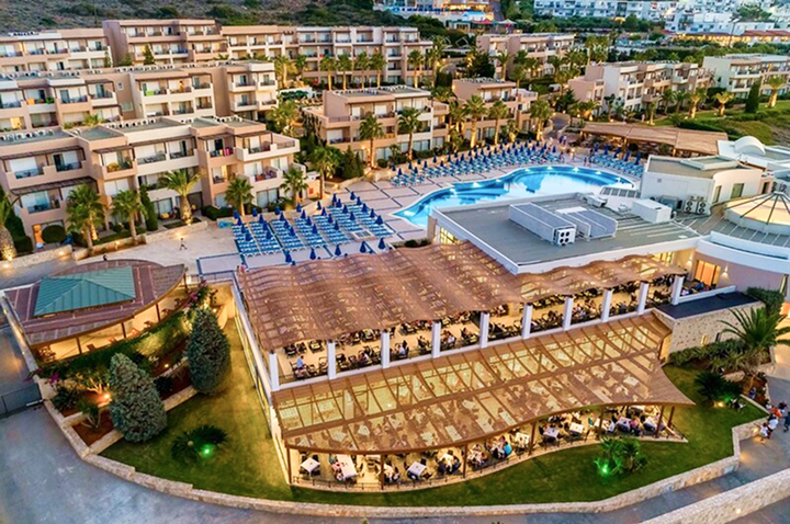 Ein Strandresort mit einem einladenden Swimmingpool, ideal für entspannende Tage am Meer.