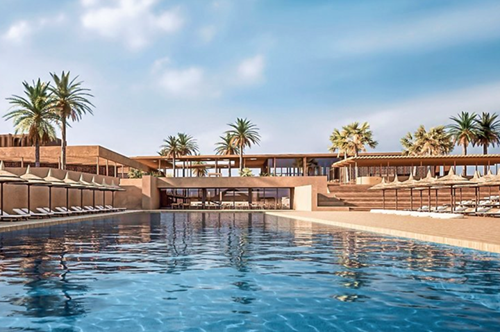 Entspannender Poolbereich im neuen Luxushotel, umgeben von üppigen Palmen und Resort-Atmosphäre.