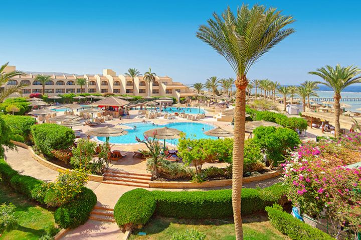 Panoramablick auf das Hotelresort und den erfrischenden Poolbereich, perfekt für einen erholsamen Aufenthalt.