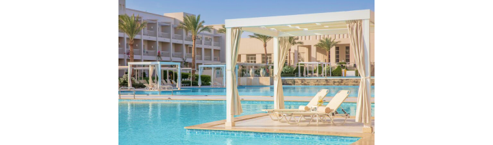 Ein elegantes weißes Gazebo neben einem Schwimmbad in einem Hotel, ideal für Entspannung.