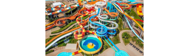 Buntes Wasserpark mit vielen Rutschen, ideal für Familien, im Hotel in Hurghada. Spaß und Abenteuer für alle!