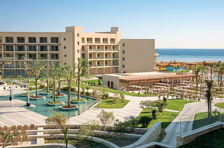 Elegantes Resort am Strand mit einem stilvollen Pool und einer gemütlichen Lounge, ideal für Erholung und Genuss.