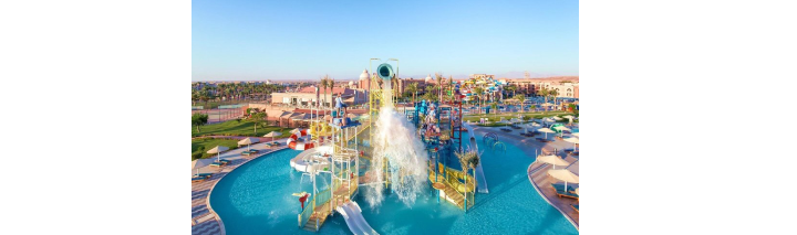 Wasserpark im Resort mit Rutschen und Pools, ideal für Familien und Erholungssuchende.