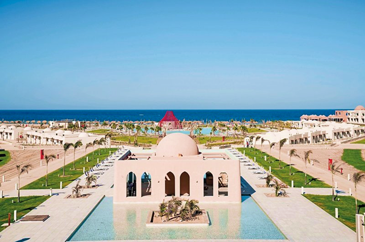 Das Resort liegt malerisch am Wasser und bietet atemberaubende Ausblicke und entspannende Atmosphäre.