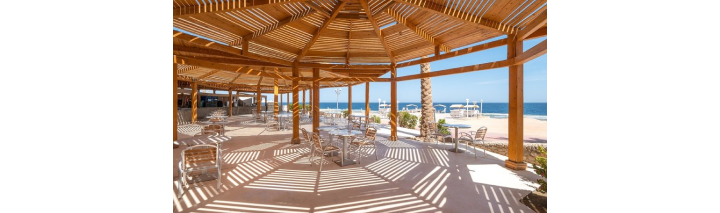 Überdachte Holzterrasse mit Sitzgelegenheiten, Blick auf den Ozean, Strandbar eines Hotels in Hurghada