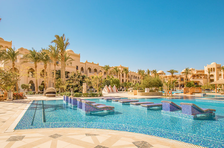 Der stilvolle Hotelpool ist ideal für Erholung und Spaß, umgeben von einer einladenden und entspannenden Umgebung.