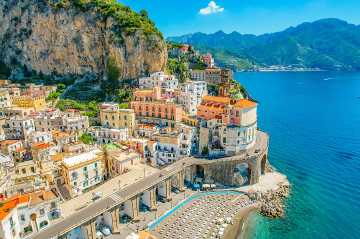 Atemberaubende Aussicht auf die Amalfi-Küste in Italien mit bunten Häusern und klarem, blauem Wasser.