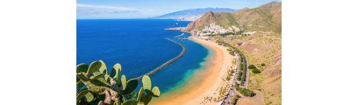 Malerischer Strand auf den Kanaren, Spanien, mit goldenem Sand, türkisfarbenem Wasser und strahlendem Sonnenschein