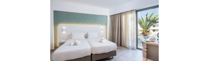 Elegantes Hotelzimmer auf Kos mit zwei Betten, Balkon und herrlichem Gartenblick