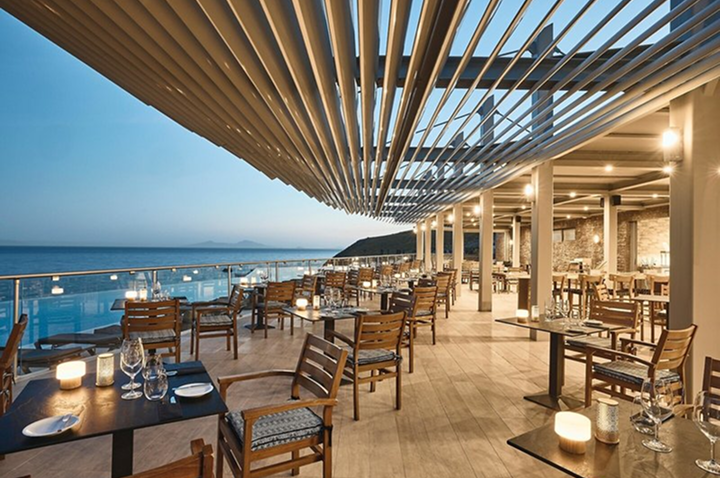 Restaurant mit Blick auf den Ozean, ausgestattet mit Tischen und Stühlen, ideal für ein romantisches Dinner.
