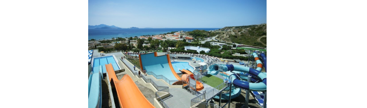 Bunte Rutschen und Pools in einem Wasserpark, der zu einem Hotel gehört, ideal für einen aufregenden Familienurlaub.