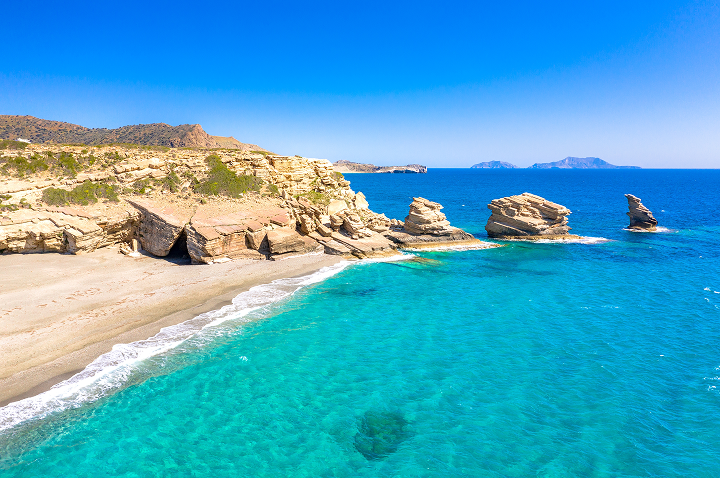 Atemberaubender Strand auf Kreta mit klarem Wasser und beeindruckender Landschaft.