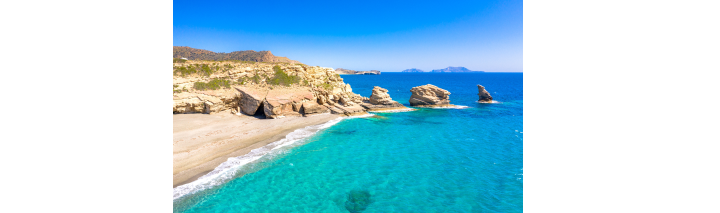 Atemberaubender Strand auf Kreta mit klarem Wasser und beeindruckender Landschaft.