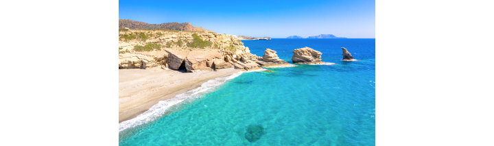 Atemberaubender Strand auf Kreta mit klarem Wasser und beeindruckender Landschaft.