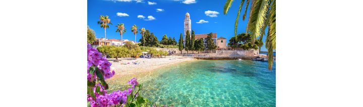 Wunderschöner Strand mit Palmen in Kroatien, das klare Wasser und die Sonne schaffen eine traumhafte Urlaubsatmosphäre