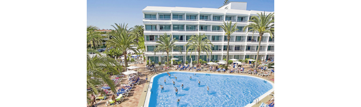 Weitläufiger Hotelpool in Gran Canaria, ausgestattet mit bequemen Liegen und schattenspendenden Sonnenschirmen.
