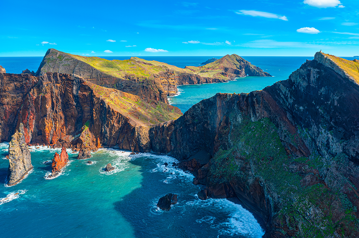 Luftaufnahme eines Berges auf Madeira mit Blick auf die beeindruckende Küstenlandschaft