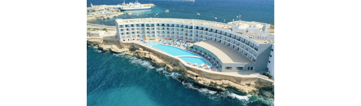 Hotel in Malta am Rand des Ozeans, mit Blick auf das Wasser und einer einladenden Atmosphäre